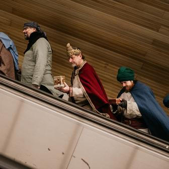 „Původní, trochu utopický nápad, byl zaplnit celý eskalátor,“ vysvětluje další z účastníků, paní Hanka.