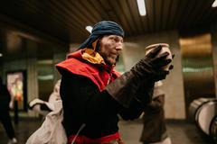 A co na to dopravní podnik? „Jsme normální cestující s lítačkami,“ vysvětluje Dan. 