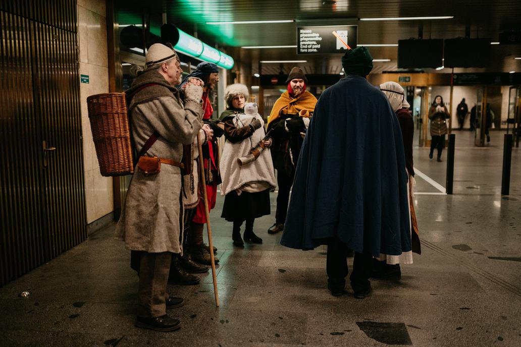 Už téměř dvě desetiletí tu totiž skupina nadšenců vytváří každoročně pohyblivý betlém, který na pár minut promění anonymní dopravní uzel v místo setkání a úsměvů.