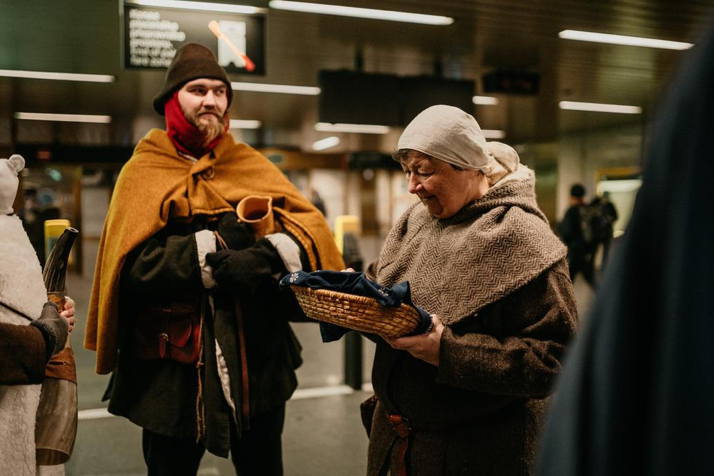 Pohyb nahoru a dolů jim dává rytmus, který žádné jeviště nenahradí. „Jak dlouho to děláme? Šestnáct, sedmnáct let,“ shodují se po krátkém dohadování účastníci. 