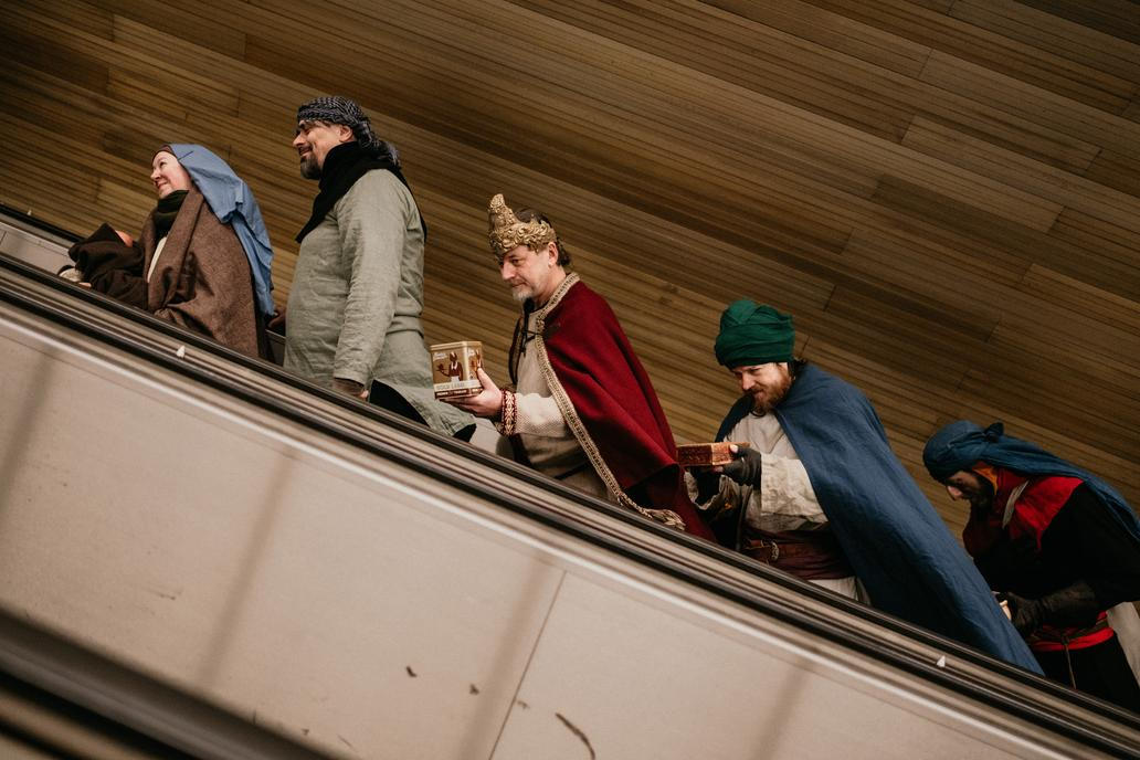 „Původní, trochu utopický nápad, byl zaplnit celý eskalátor,“ vysvětluje další z účastníků, paní Hanka.