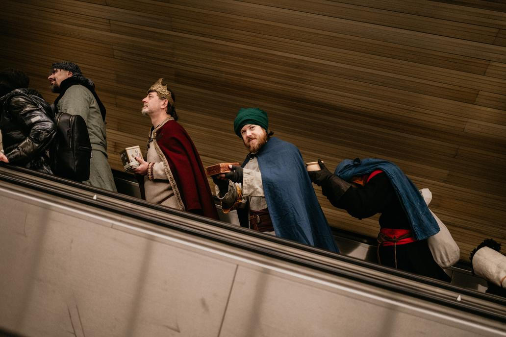 Ti se mohou připojit ve facebookové skupině s názvem Přátelé pohyblivého betléma, kde se vždy před Vánoci objeví jednoduchá výzva: “Tak co letos?” 