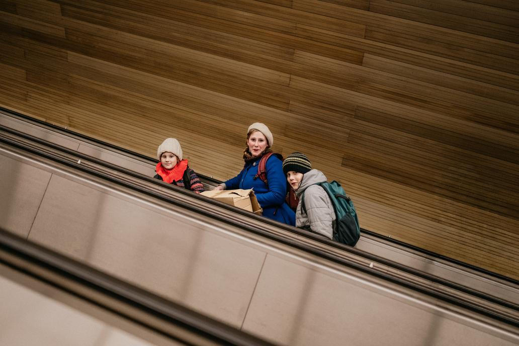 „Jednou nás trochu omezili, protože rekvizita komety létala příliš divoce,“ vzpomíná. Od té doby je kometa klidnější, víc statická – ale pořád dost výrazná, aby přitahovala pohledy ostatních cestujících.