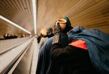 Najednou se ozve cinkání zvonku a mezi lidmi se objeví Marie, Josef, anděl i tři králové.