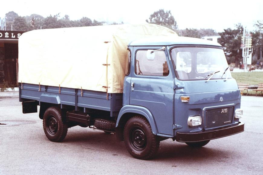 Modrá legenda odtahala socialismus. Teď Avia dostala knihu, představí i neznámé verze