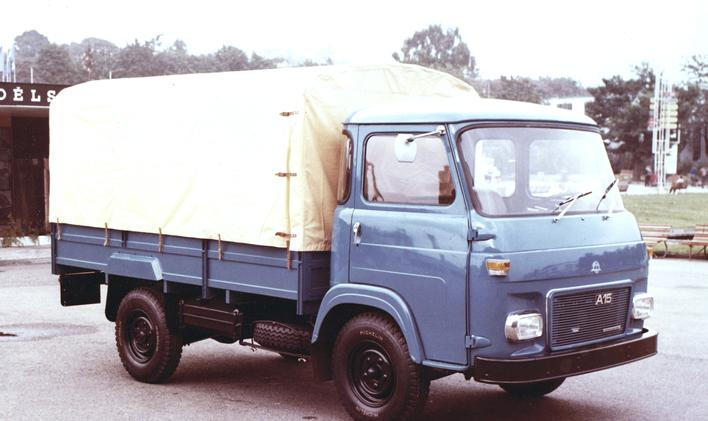 Avia A15 v tradičním provedení s modrou kabinou, bočnicemi a žlutou plachtou.