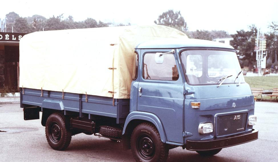 Avia A15 v tradičním provedení s modrou kabinou, bočnicemi a žlutou plachtou.