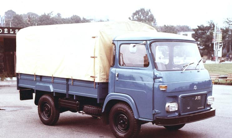 Avia A15 v tradičním provedení s modrou kabinou, bočnicemi a žlutou plachtou.