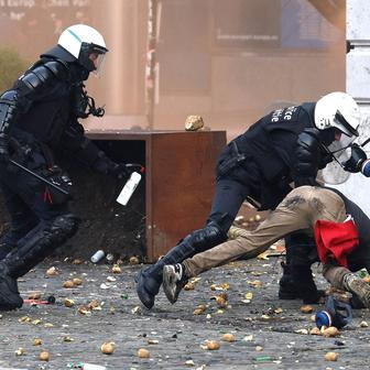 Tisíc traktorů vs. EU: Brutální střety u Evropského parlamentu