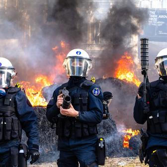 Tisíc traktorů vs. EU: Brutální střety u Evropského parlamentu