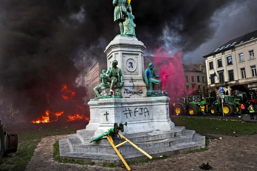 Tisíc traktorů vs. EU: Brutální střety u Evropského parlamentu