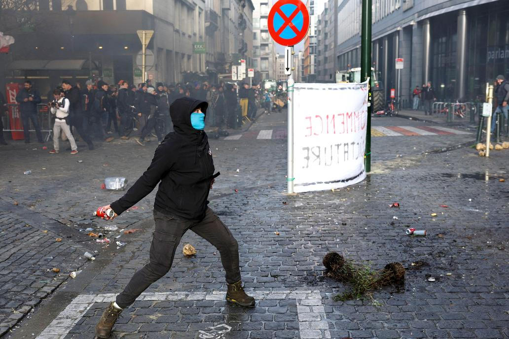 Tisíc traktorů vs. EU: Brutální střety u Evropského parlamentu