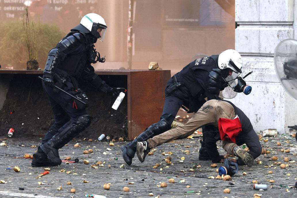 Tisíc traktorů vs. EU: Brutální střety u Evropského parlamentu