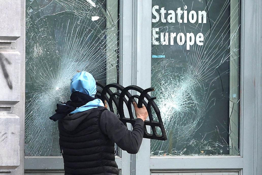 Tisíc traktorů vs. EU: Brutální střety u Evropského parlamentu