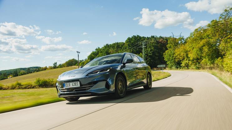Kombi BYD Seal 6 patří do rodiny plug-in hybridů Super DM čínské automobilky.