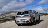 BMW iX3 50 xDrive má systémový výkon 345 kW (469 k) a točivý moment 645 Nm.