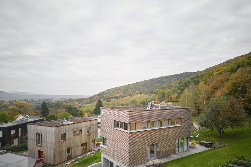 Tři dobří kamarádi, tři vyladěné domy. Jak parťáci obsadili jeden řevnický svah