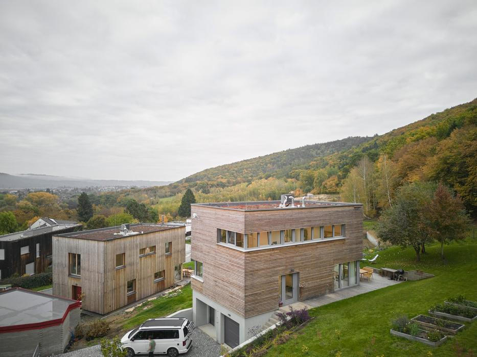 „Charakter domu určují dlouhé pásy oken – hlavní výrazový prvek, jenž zajišťuje rovnoměrné prosvětlení interiéru a rámuje panoramatické výhledy směrem ke krajině Brd,“ přibližuje tvůrce, který spolupracoval s firmou Chytrý dům.