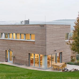 Svažitý pozemek na okraji Řevnic se stal základem společného příběhu tří přátel. Každý z domů má reagovat na individuální potřeby svého majitele, přesto dohromady vytvořit kultivovaný celek. 