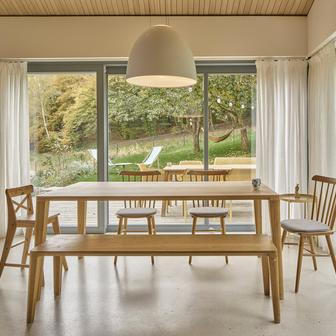 Třípodlažní dům architekt Vít Šimek z Atelier HRA citlivě usadil do terénu tak, aby se mohl otevřít exteriéru hned ve dvou úrovních.