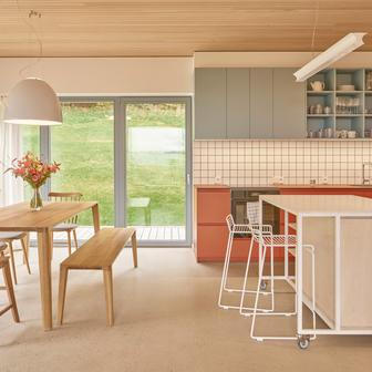 Rodinný dům Řevnice I. je prvním z nich – navržený s důrazem na současný komfort, udržitelnost a dlouhodobě nízký energetický provoz. A těší se z něj mladá pětičlenná rodina.