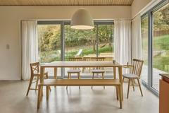 Třípodlažní dům architekt Vít Šimek z Atelier HRA citlivě usadil do terénu tak, aby se mohl otevřít exteriéru hned ve dvou úrovních.