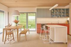 Rodinný dům Řevnice I. je prvním z nich – navržený s důrazem na současný komfort, udržitelnost a dlouhodobě nízký energetický provoz. A těší se z něj mladá pětičlenná rodina.