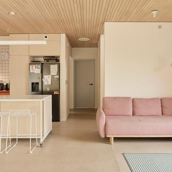 Srdcem domu je centrální obytný prostor, kde se propojuje kuchyně, jídelna, obývací pokoj a čítárna. Velkoformátová rohová okna maximalizují kontakt se zahradou a přivádějí do interiéru změkčené severní světlo. 