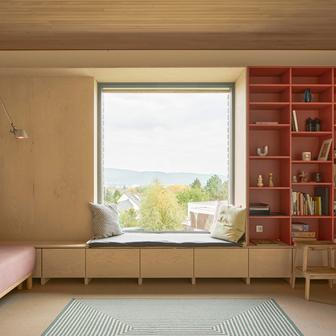 Dispozice domu odráží každodenní provoz rodiny. Dva vstupy – jeden reprezentativní pro návštěvy a druhý praktický, přímo napojený na garáž a technické zázemí – zjednodušují pohyb v domě a jeho používání.