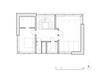 Obytný prostor přirozeně navazuje na terasu, která v teplejších měsících funguje jako prodloužený obývací pokoj. Ve stejném podlaží se pak nachází také pracovna a koupelna pro hosty.