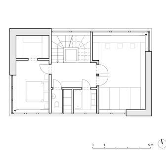 Obytný prostor přirozeně navazuje na terasu, která v teplejších měsících funguje jako prodloužený obývací pokoj. Ve stejném podlaží se pak nachází také pracovna a koupelna pro hosty.