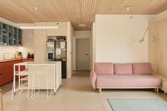 Srdcem domu je centrální obytný prostor, kde se propojuje kuchyně, jídelna, obývací pokoj a čítárna. Velkoformátová rohová okna maximalizují kontakt se zahradou a přivádějí do interiéru změkčené severní světlo. 