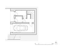 Konstrukčně je pak celý dům řešen jako dřevostavba s masivními dřevěnými stropy, které vnášejí do interiéru přirozenou strukturu a teplo. Betonové podlahy pomáhají stabilizovat tepelnou bilanci domu a zlepšují akustický komfort. Extenzivní zelená střecha přispívá ke snížení energetické náročnosti stavby a zároveň podporuje její vizuální začlenění do krajiny. Dřevěný obklad exteriéru časem získá patinu a dům tak bude s okolím splývat ještě přirozeněji.