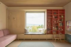 Dispozice domu odráží každodenní provoz rodiny. Dva vstupy – jeden reprezentativní pro návštěvy a druhý praktický, přímo napojený na garáž a technické zázemí – zjednodušují pohyb v domě a jeho používání.