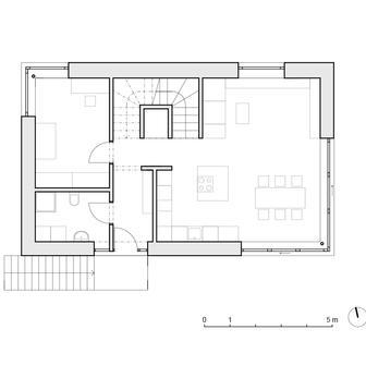Rodinný dům Řevnice I. je první publikovanou kapitolou příběhu tří domů na jednom svahu. Domem, který citlivě reaguje na místo, respektuje krajinu a nabízí promyšlené a dlouhodobě udržitelné bydlení. 
