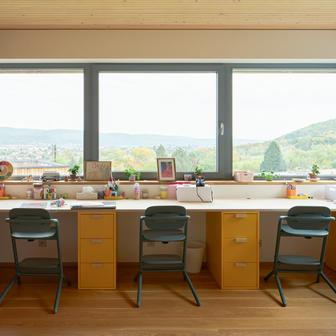 Interiér, navržený architektkou Zuzanou Bartasovou, kombinuje současnou estetiku s jemným skandinávským výrazem. Otevřenost prostoru, přirozené světlo a práce s teplými materiály vytvářejí prostředí, které je současné, udržitelné a zároveň hluboce domácí. Dřevěné stropy a jídelní nábytek doplňuje světlá betonová podlaha, jež dodává interiéru lehkost a vzdušnost.