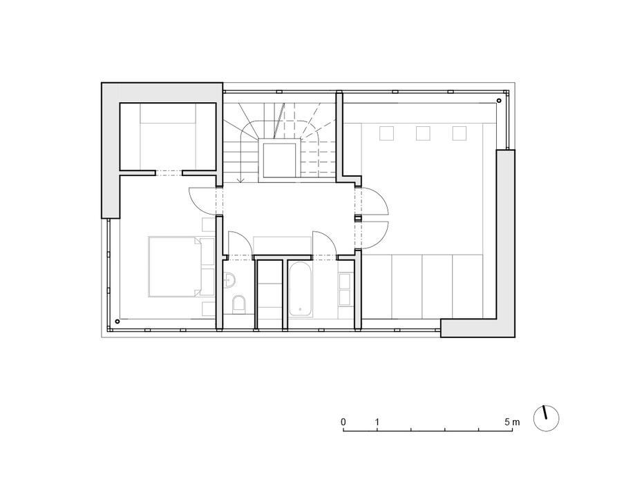 Obytný prostor přirozeně navazuje na terasu, která v teplejších měsících funguje jako prodloužený obývací pokoj. Ve stejném podlaží se pak nachází také pracovna a koupelna pro hosty.