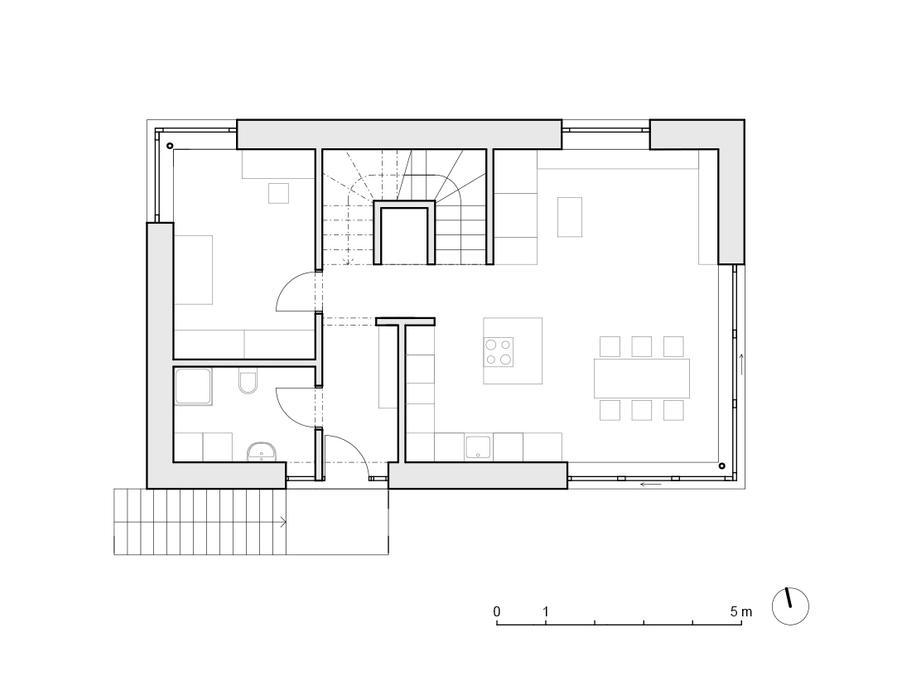 Rodinný dům Řevnice I. je první publikovanou kapitolou příběhu tří domů na jednom svahu. Domem, který citlivě reaguje na místo, respektuje krajinu a nabízí promyšlené a dlouhodobě udržitelné bydlení. 