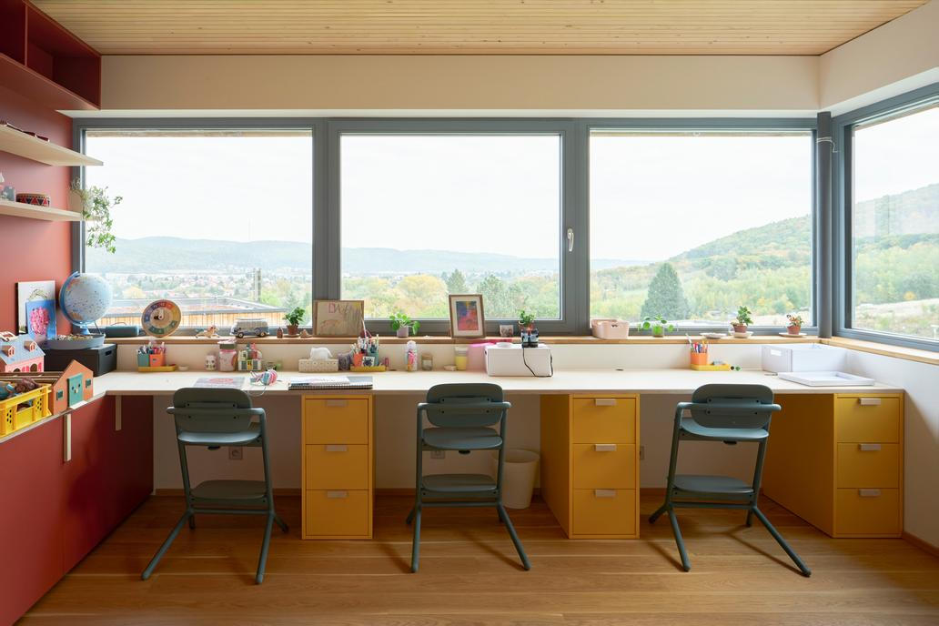 Interiér, navržený architektkou Zuzanou Bartasovou, kombinuje současnou estetiku s jemným skandinávským výrazem. Otevřenost prostoru, přirozené světlo a práce s teplými materiály vytvářejí prostředí, které je současné, udržitelné a zároveň hluboce domácí. Dřevěné stropy a jídelní nábytek doplňuje světlá betonová podlaha, jež dodává interiéru lehkost a vzdušnost.