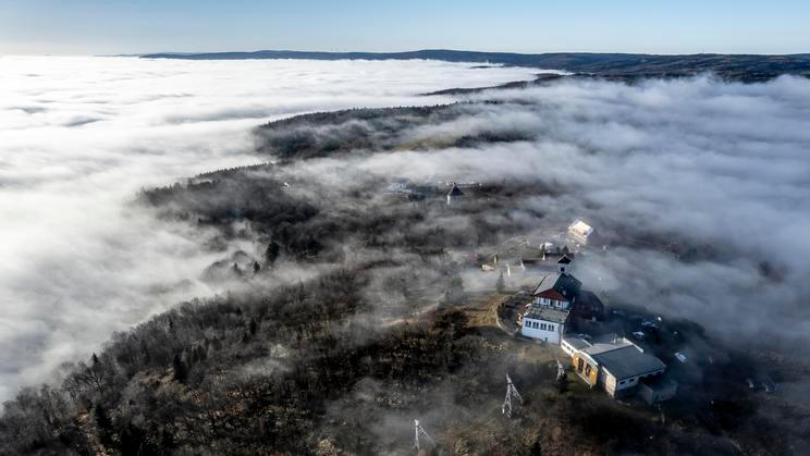 hora Komáří hůrka, hotel Komáří vížka, lanovka, Krušné hory, mlha, inverze, inverzní počasí