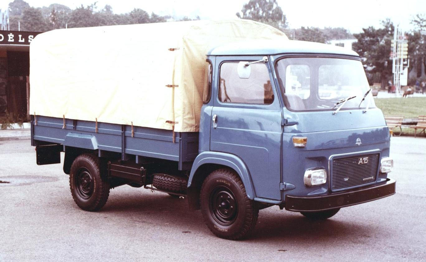 Avia A15 v tradičním provedení s modrou kabinou, bočnicemi a žlutou plachtou.