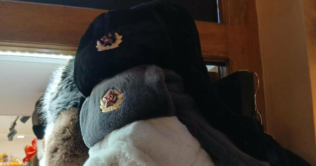 „Je to jenom blbina.“ Prodejci v Praze nabízejí ruské suvenýry. Mohou být nelegální