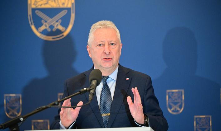 Ministr obrany Jaromír Zůna (za SPD) 