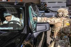 Škoda tyhle fotky minout: Král za pípou, setkání lvů nebo padlá socha Svobody