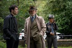 Josh O'Connor jako bývalý boxer, který se stal knězem, Daniel Craig jako vyšetřovatel Benoit Blanc a Mila Kunisová ve filmu Na nože: Probuzení mrtvého muže.