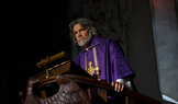 Josh Brolin jako bezskurpulózní monsignor Wicks ve filmu Na nože: Probuzení mrtvého muže.