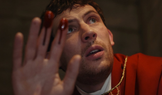 Josh O'Connor jako kněz ve filmu Na nože: Probuzení mrtvého muže.