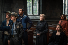Andrew Scott, Mila Kunisová Daryl McCormack, Glenn Closeová, Cailee Spaenyová a Kerry Washingtonová v detektivním filmu Na nože: Probuzení mrtvého muže.