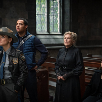 Andrew Scott, Mila Kunisová Daryl McCormack, Glenn Closeová, Cailee Spaenyová a Kerry Washingtonová v detektivním filmu Na nože: Probuzení mrtvého muže.
