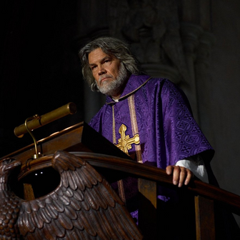 Josh Brolin jako bezskurpulózní monsignor Wicks ve filmu Na nože: Probuzení mrtvého muže.